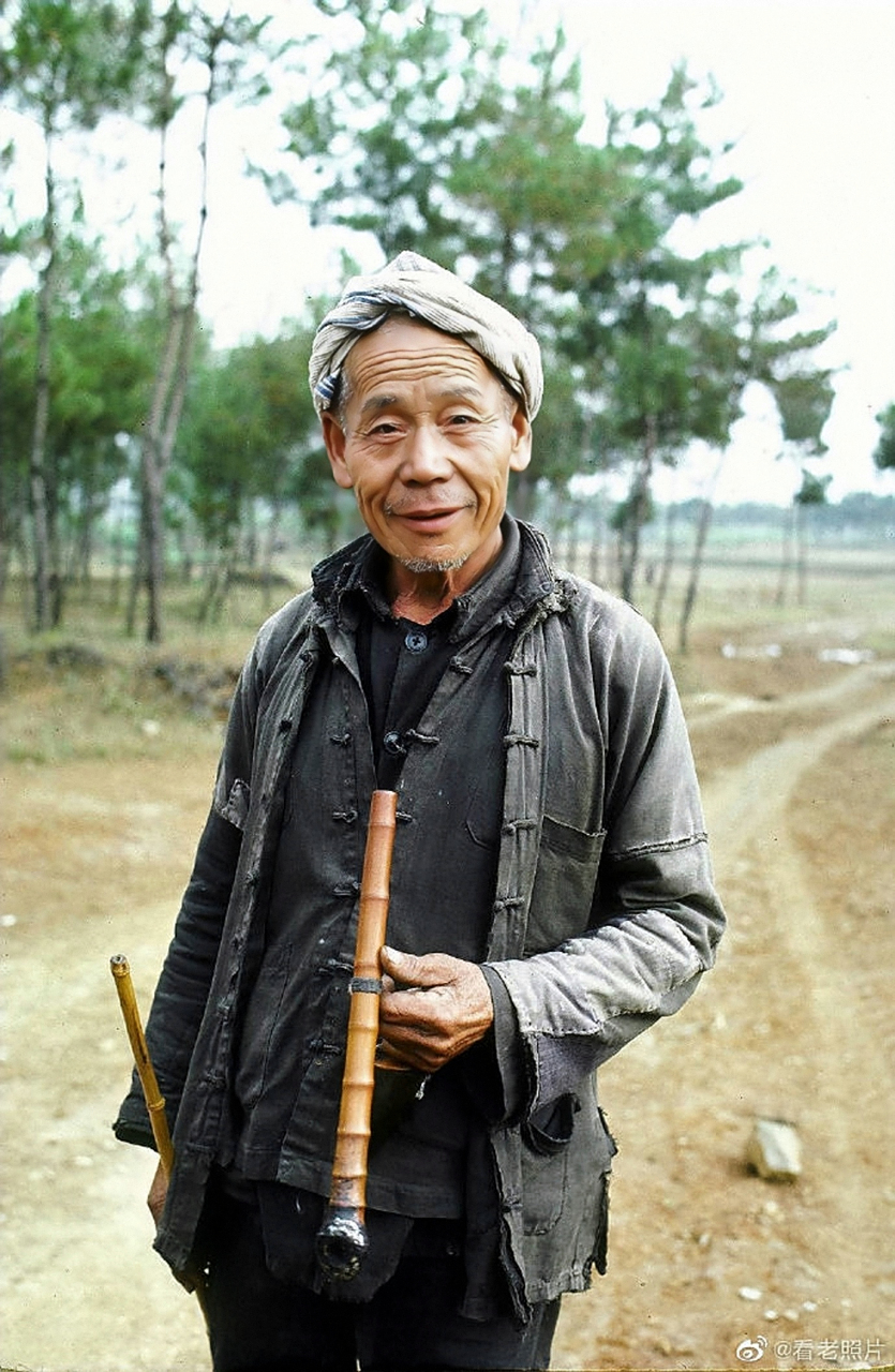 1980年代,广西桂林,一位老人正悠闲地吸烟