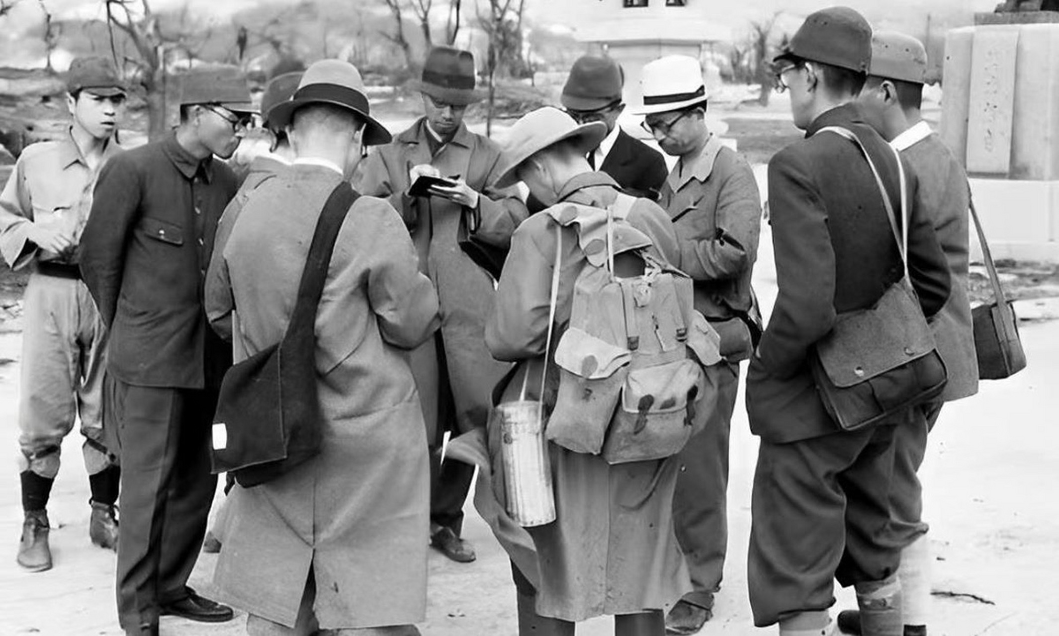 1943年,地下党员李振远夫妇在日本宪兵的检查中,身份即将被揭露.