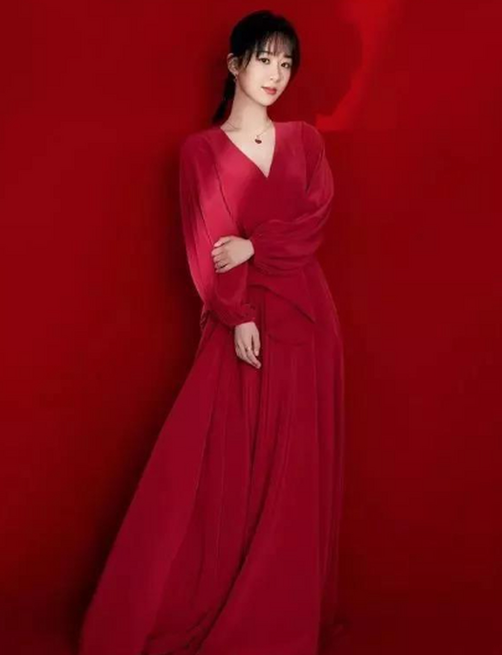 一袭红衣长裙,翩翩起舞