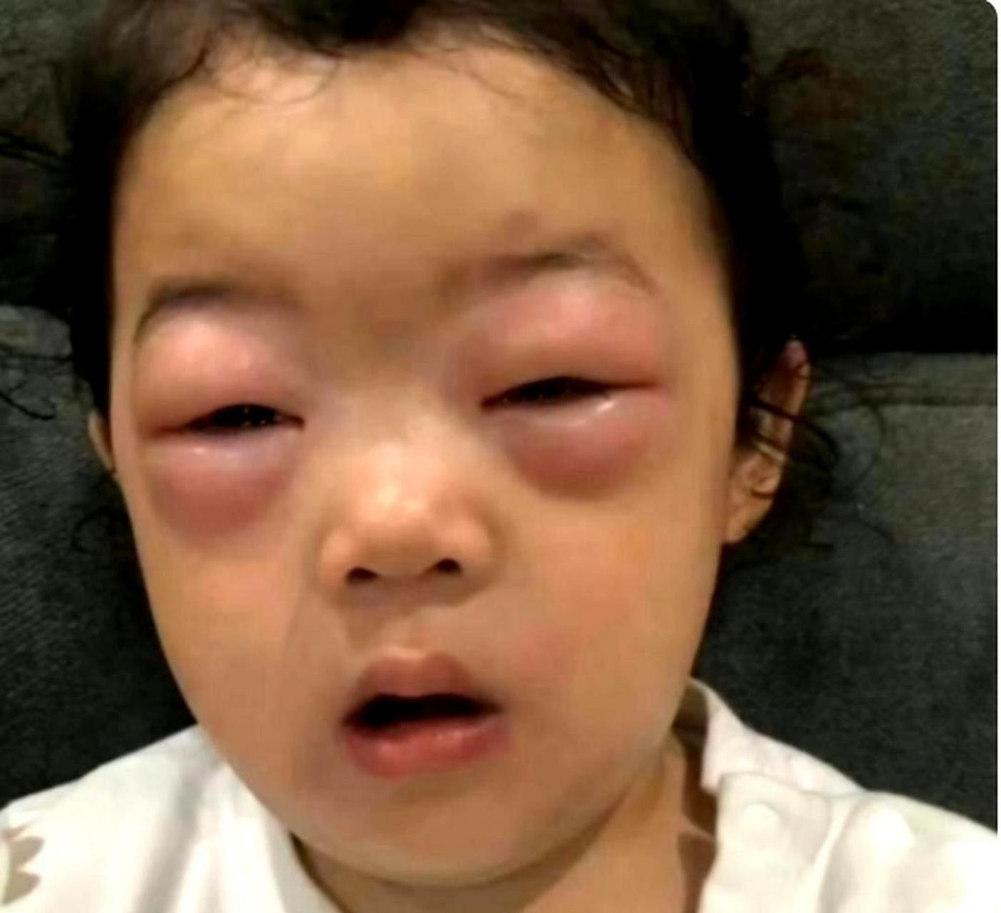 再怎么哭肿眼睛也无法改变每次去超市都会买玩具的事实!