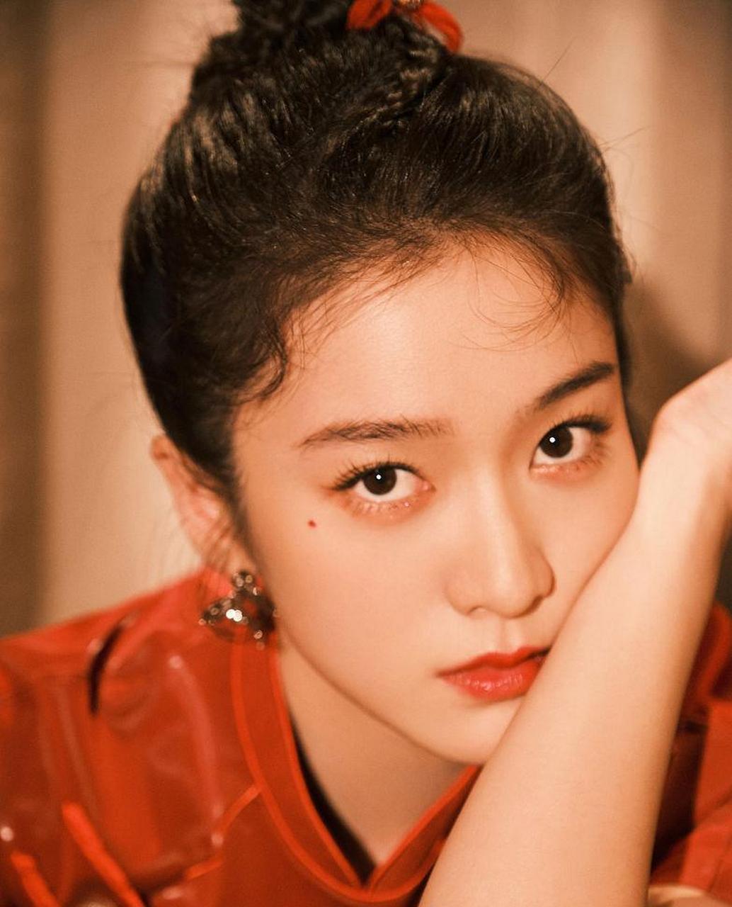 张雪迎中国红写真氛围感拉满 扎丸子头俏皮可爱少女感十足