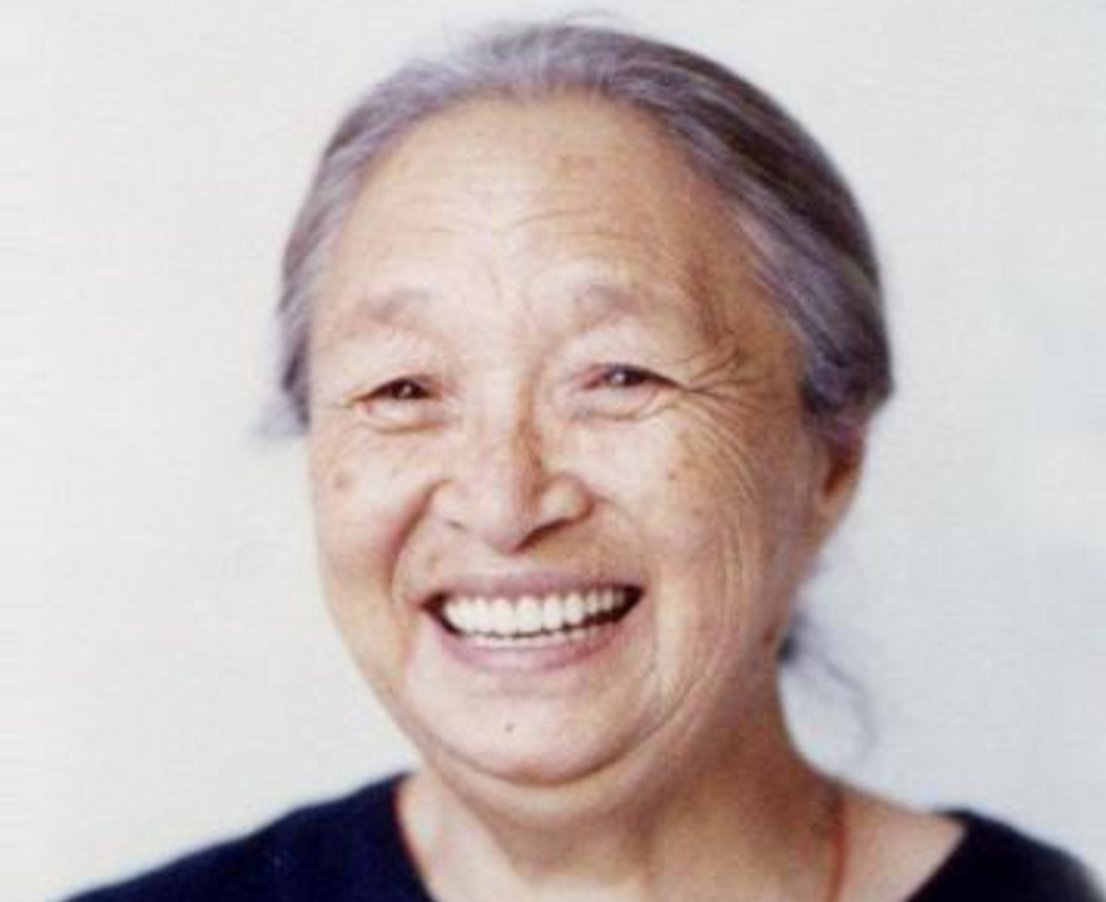 国家一级演员柏青,因病去世千人送别,23岁孙子更是国人骄傲