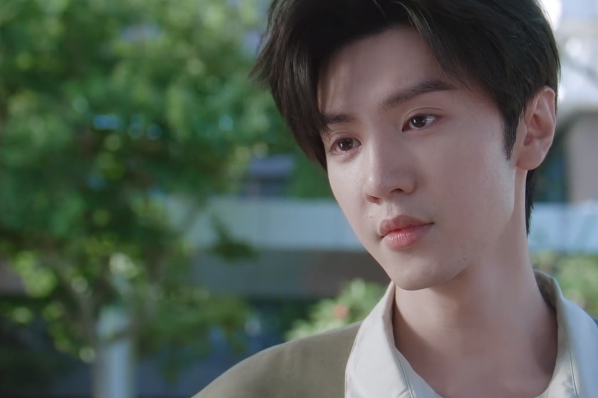 于是默默地伸出了手臂,默默地抱住段嘉许,任其在自己的肩膀上尽情地