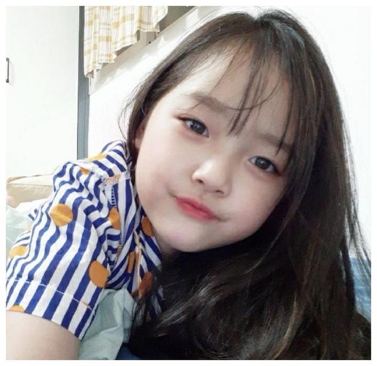 表情包女孩权律二长大了!精致妆容配一头长披发,6岁年纪显成熟