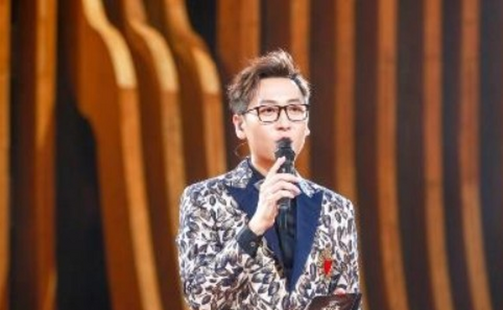 一站到底,节目效果不错,集知识与欢乐于一体,令人羡慕的事二位主持人