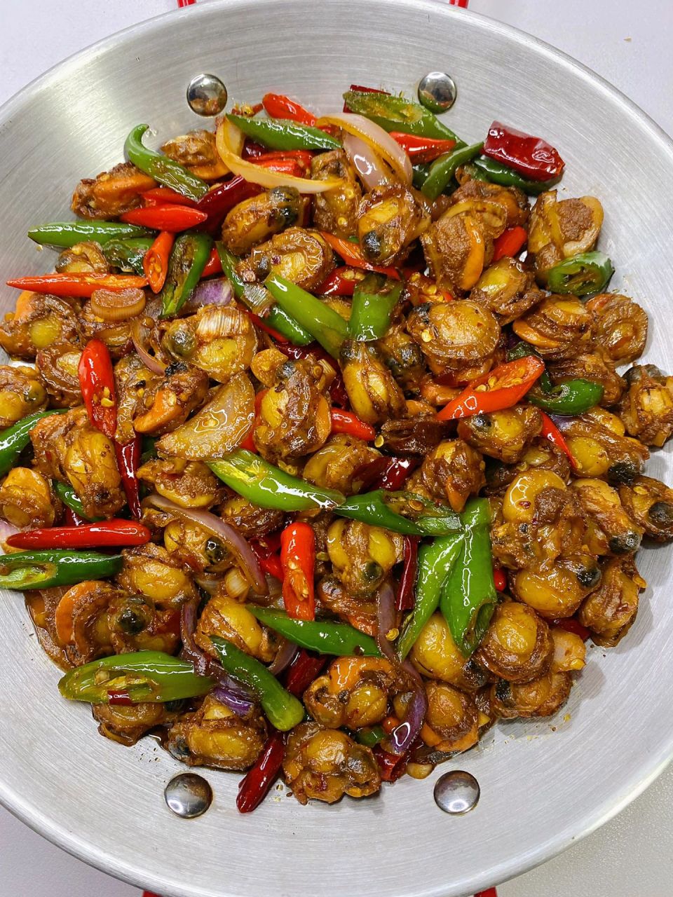辣炒扇贝肉 鲜香美味 巨好吃 巨下饭 食材:扇贝肉,青红椒,干红辣椒,葱