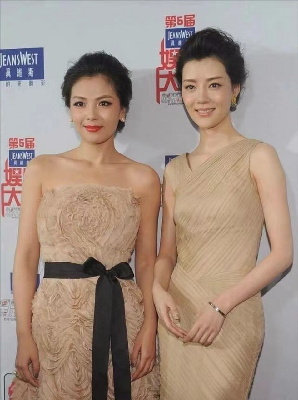 车晓和刘涛同台出席时尚活动,车晓自信大方,刘涛漂亮端庄,两位一看就