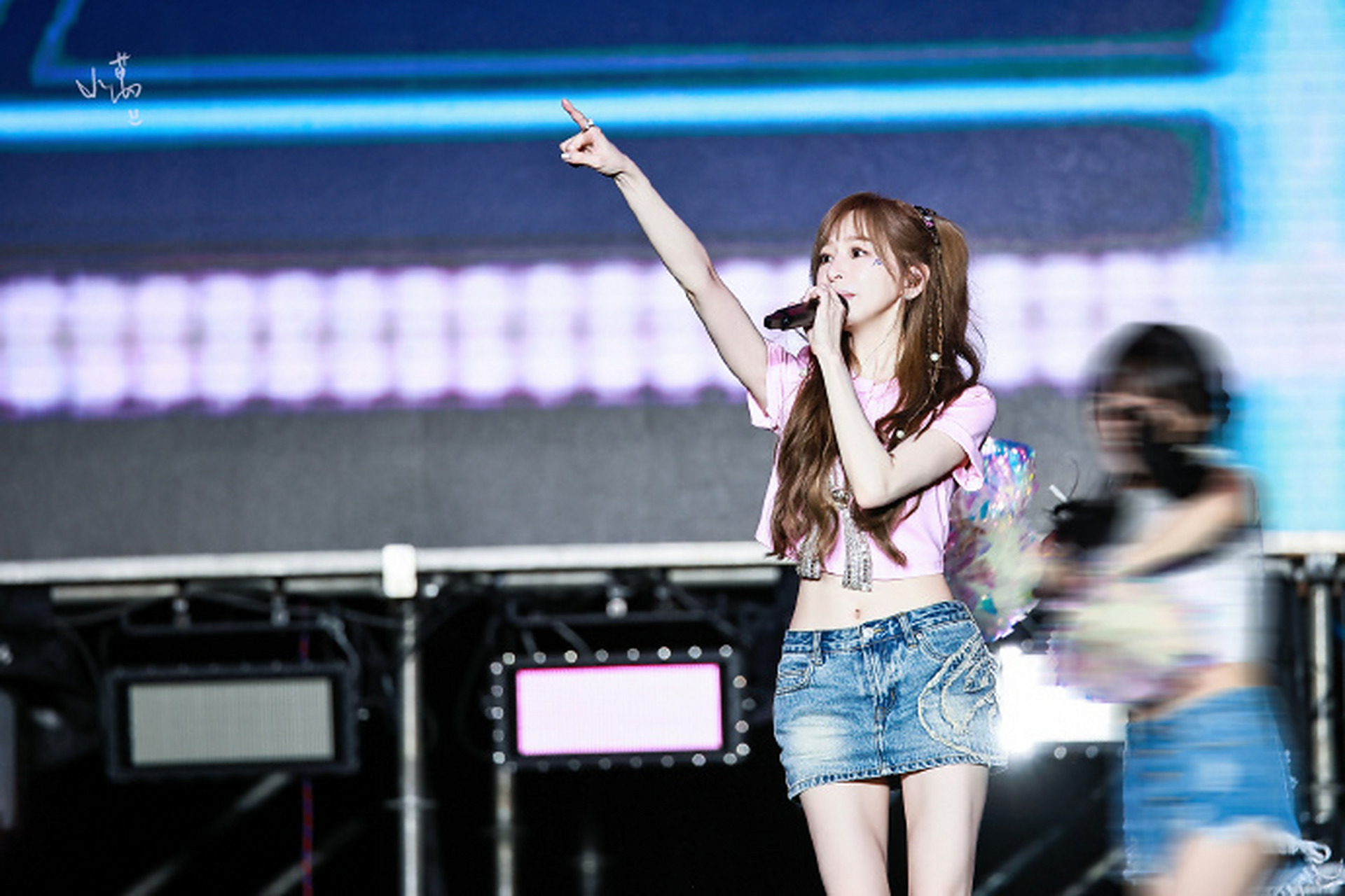 23江苏淮安群星演唱会,上演彩虹的微笑,大露性感a4小蛮腰,令人感叹