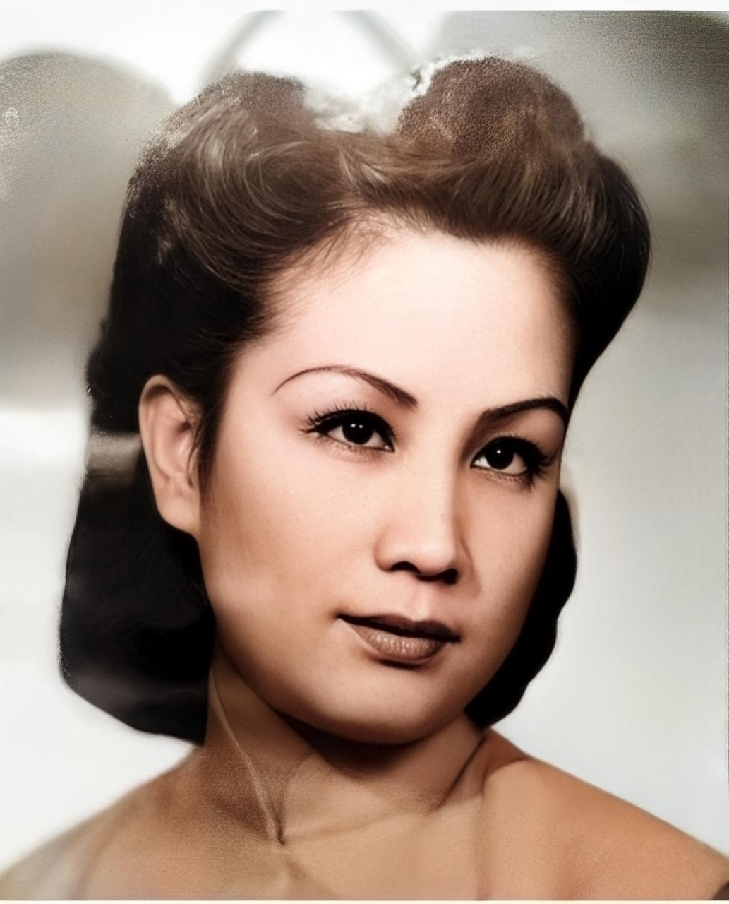 18岁时,蓝妮因家庭原因被迫与家世显赫的李定国结婚.