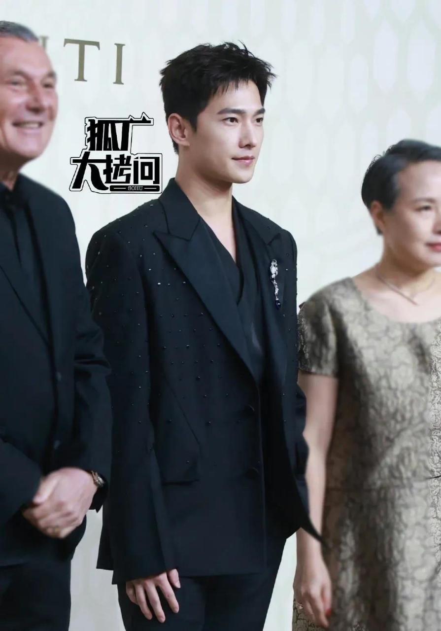 杨洋也难逃发腮