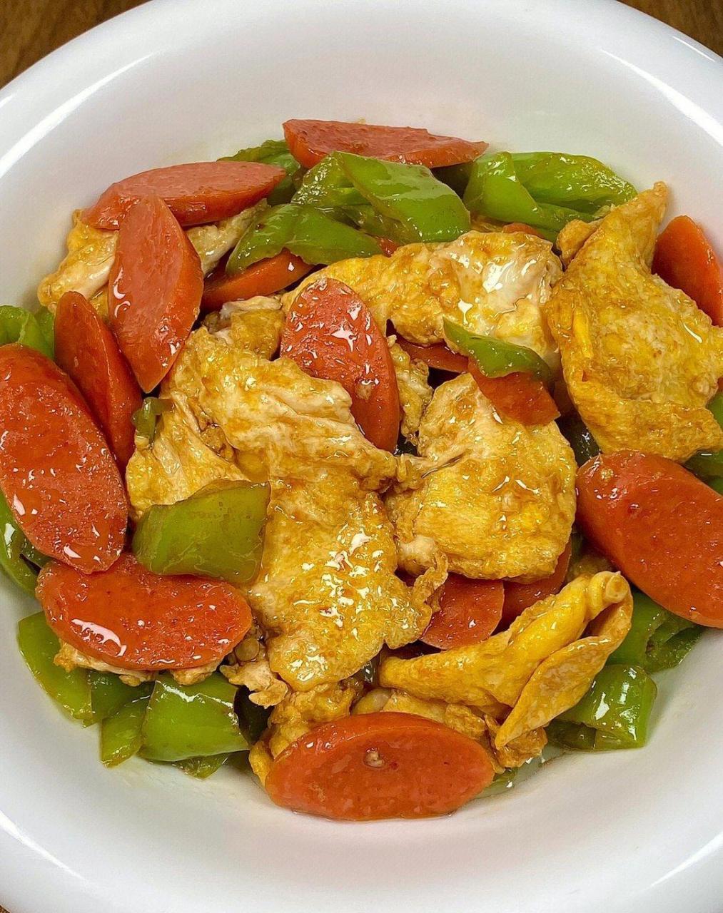 青椒香肠炒鸡蛋巨下饭～清爽的青椒配上嫩滑的鸡蛋和焦香的火腿肠