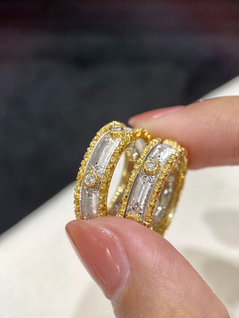 这是另一款深受喜爱的手工拉丝工艺戒指,其上镶嵌了一颗大约20分的