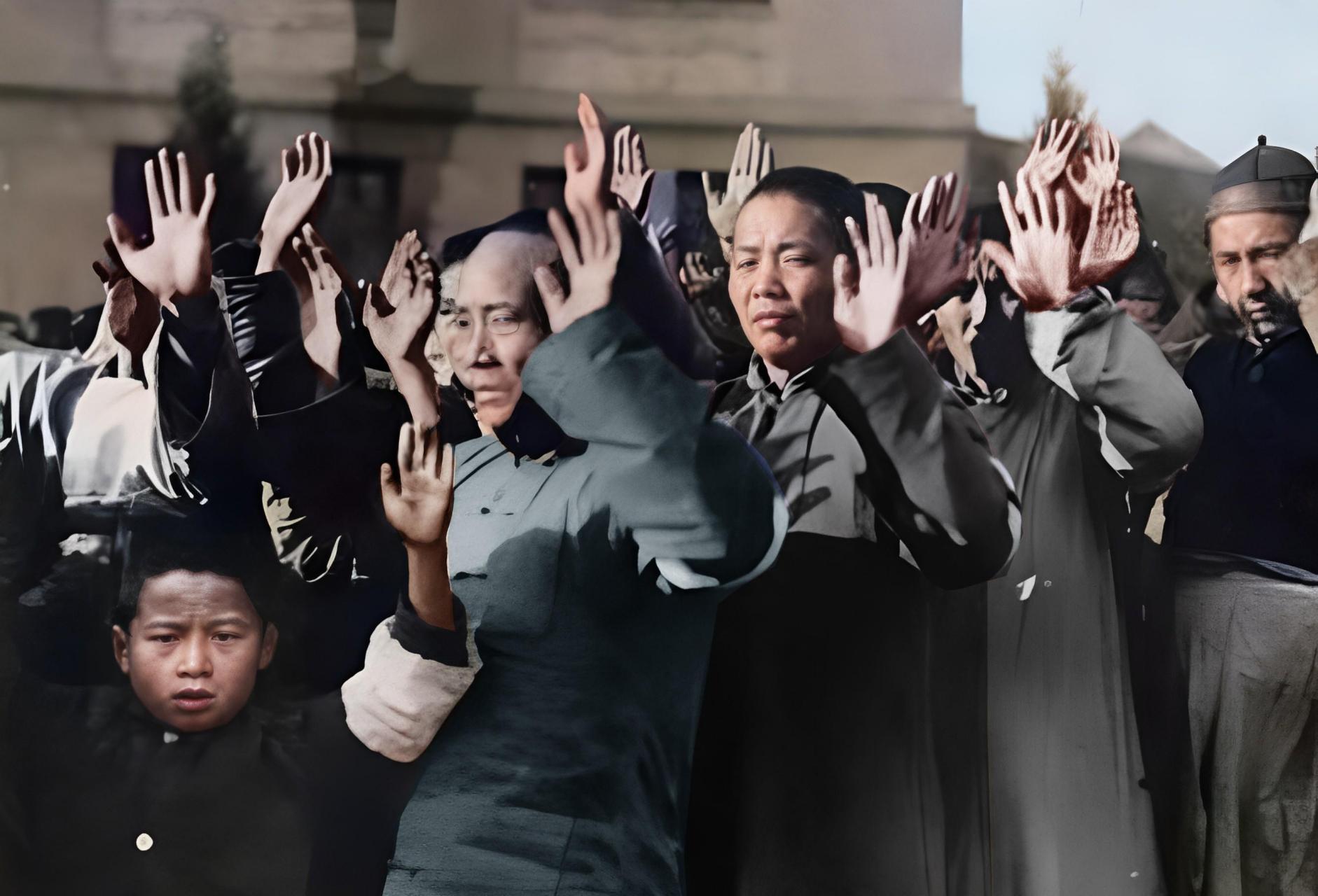 照片中举手投降的男孩是国军少年兵,几小时后,他被枪杀焚尸.