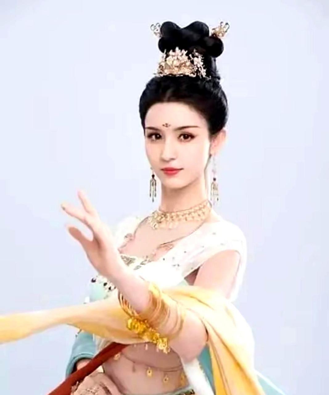 哈妮克孜展示了敦煌风格的造型,穿着一袭长裙,仙气飘飘,韵味十足,引起