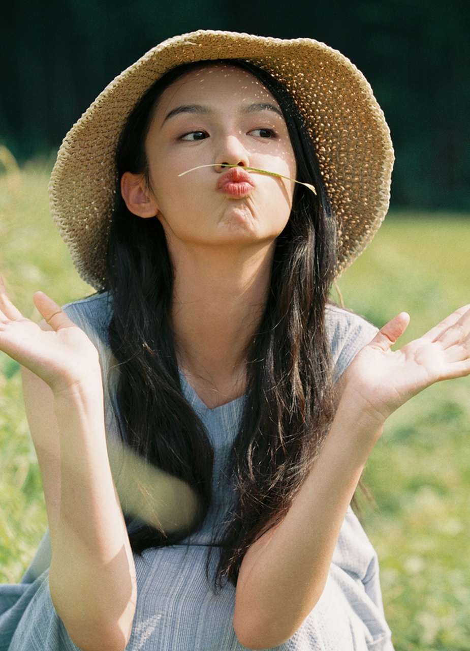 周也的田园风写真,和夏天还是很搭的.