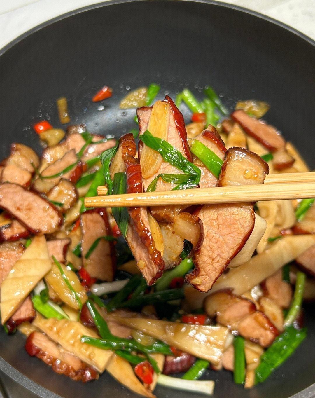 食材竹笋腊肉蒜苗姜蒜泡椒小米椒 菜谱 1腊肉切片焯水去盐味竹笋