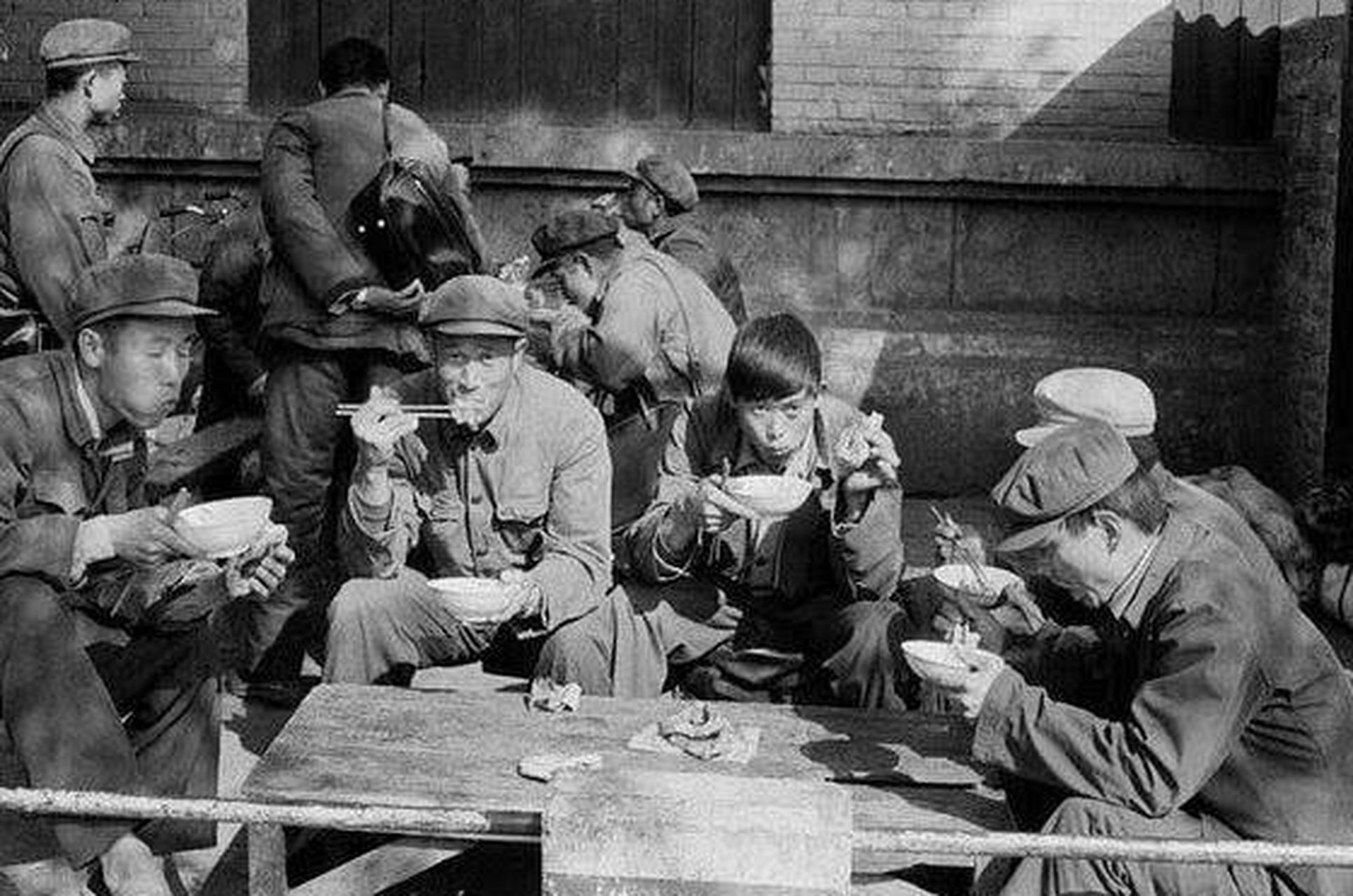 上世纪70年代解放军就餐的珍贵照片!当时的条件与今天无法相比!