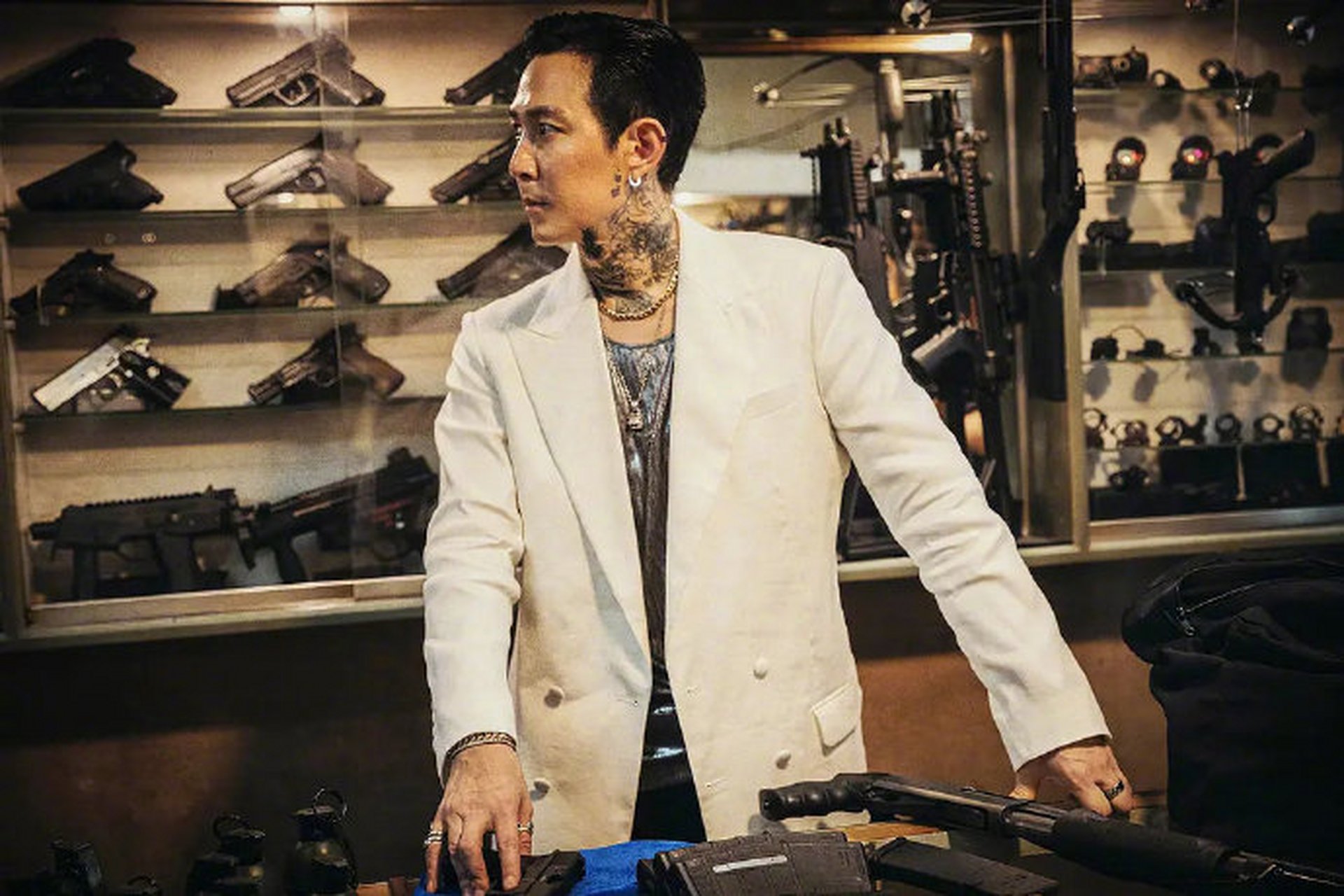 黄政民与李政宰主演的韩国暑期档重磅犯罪电影《从邪恶中拯救我》曝光