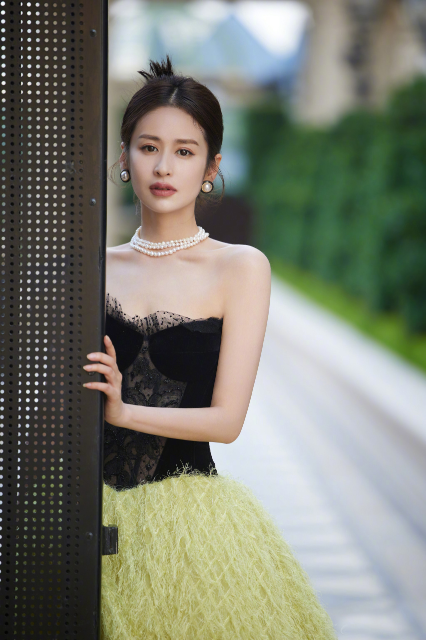 颖儿一身蕾丝镂空羽毛裙优雅迷人, 相约梦想之城,共赴璀璨之夜.