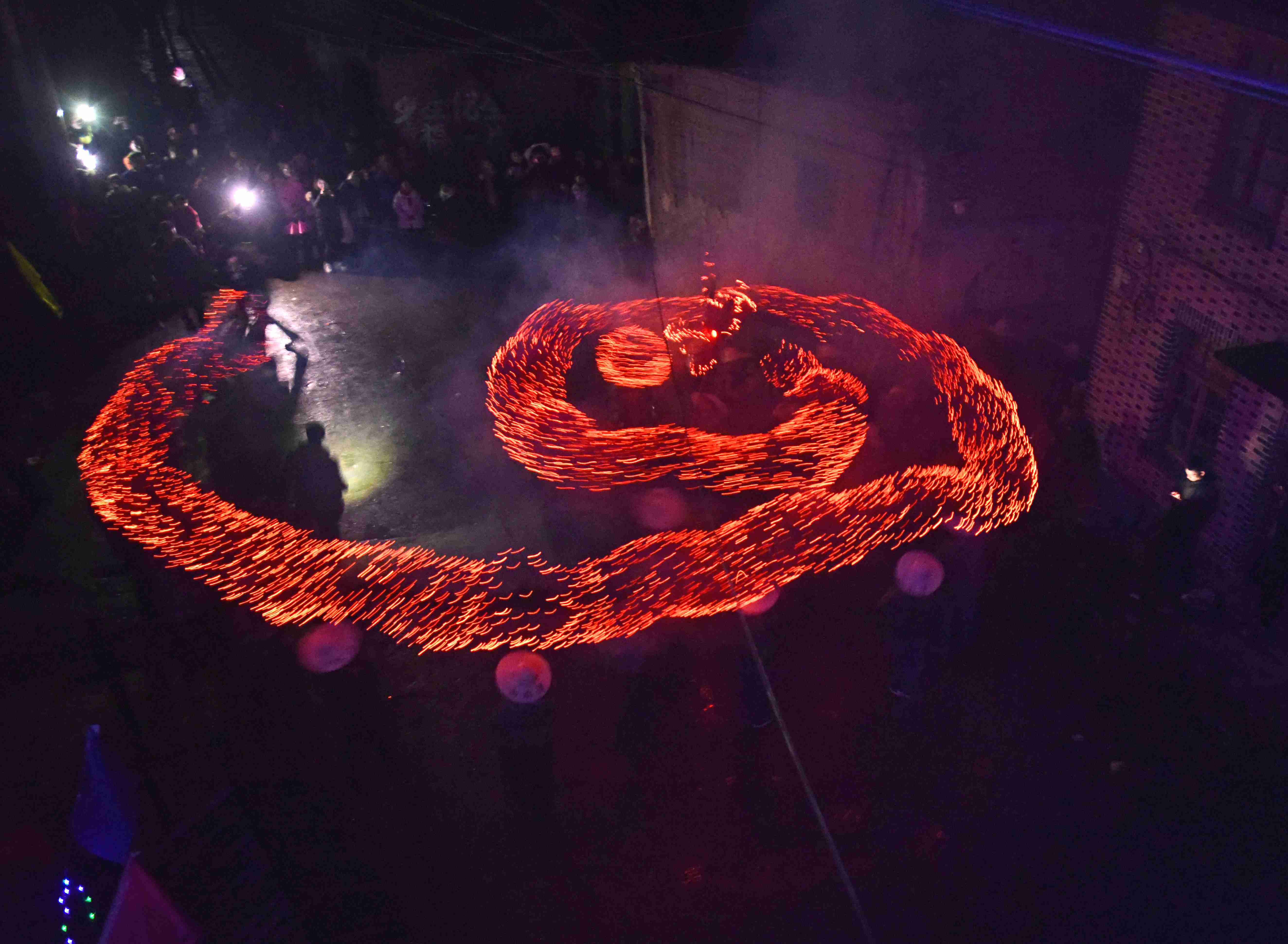 在南方香港,广东,江西等地,每逢中秋佳节,都会举办舞火龙,烧瓦塔等