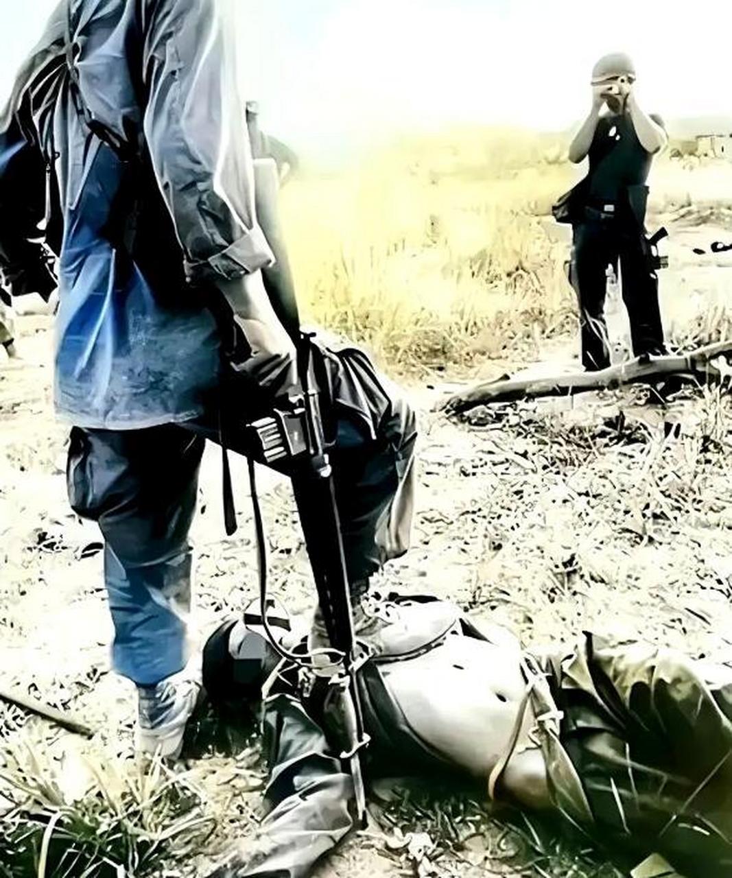 从女兵露出的上衣和半褪下的裤子来看,我们难以想象她在死前遭受了