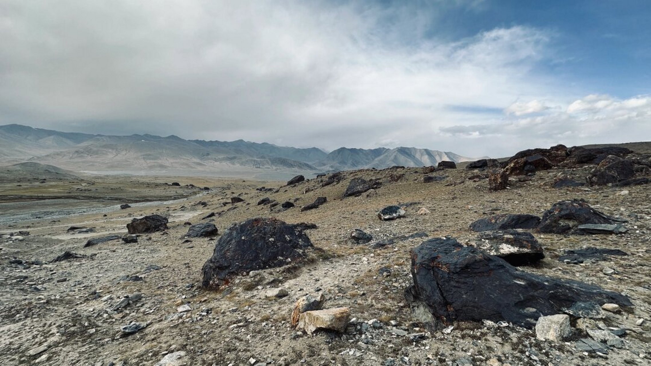 慕士塔格不要去4号冰川,走野路去2号冰川  在规划行程时,我曾深入研究