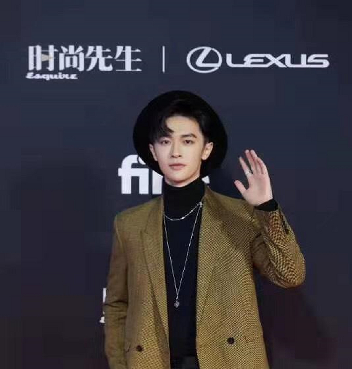 mahb时尚先生盛典昨晚召开,张逸杰卡其色西服低调时尚[悠闲]