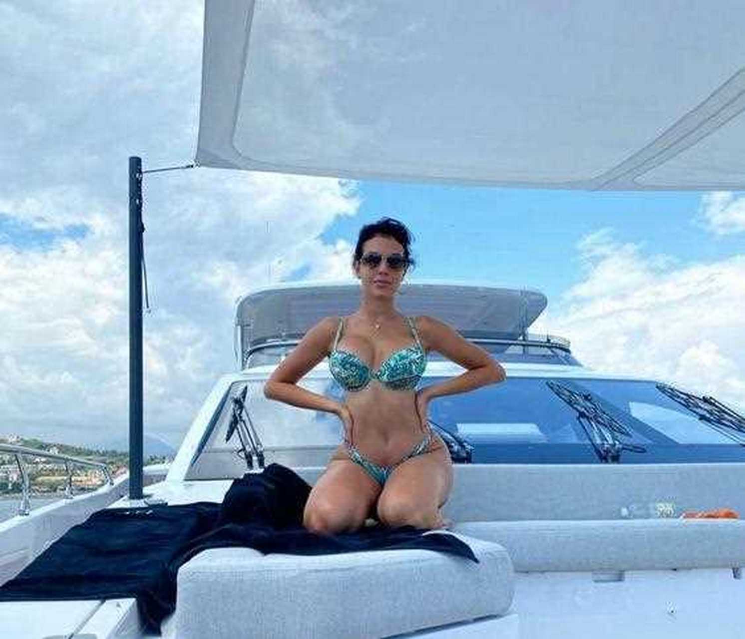 乔治娜的泳装造型有点亮眼,c罗的眼光真不错,前女友和现未婚妻颜值和