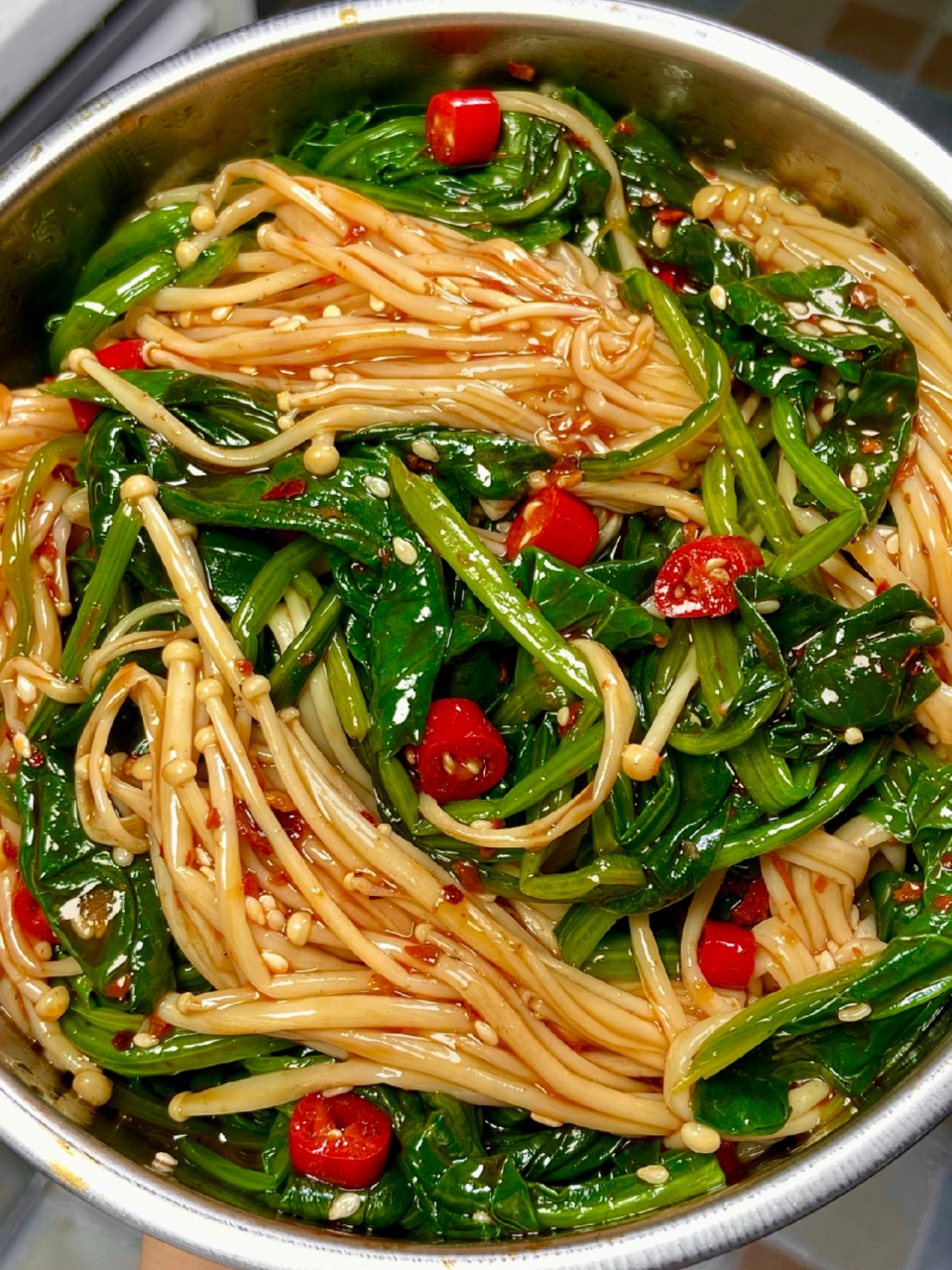 今天分享一道巨巨巨好吃的菠菜拌金针菇! 真的爱上吃菠菜了!香辣入味!