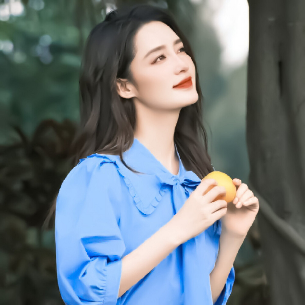 李沁蓝色衬衫造型清纯唯美##李沁# #娱乐大赏# #明星穿搭