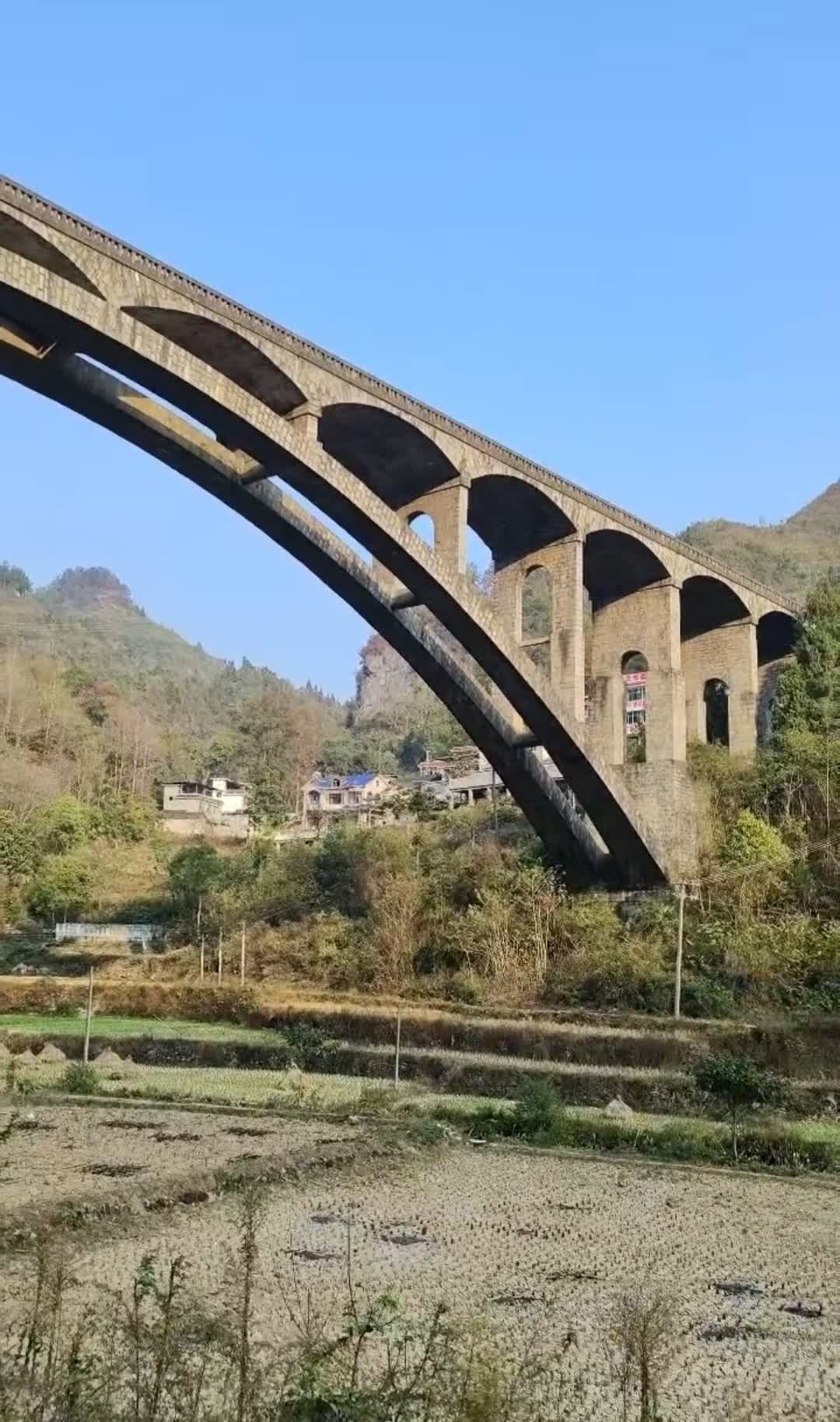 湖南凤凰县的朋友告诉我他们这的这座石拱桥是世界上排名第一的石