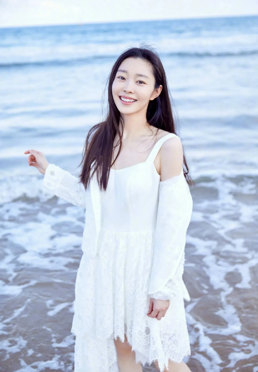 光jio与海浪嬉戏的宋轶|||长发披肩 一席白色长裙 沙滩,海浪与宋轶
