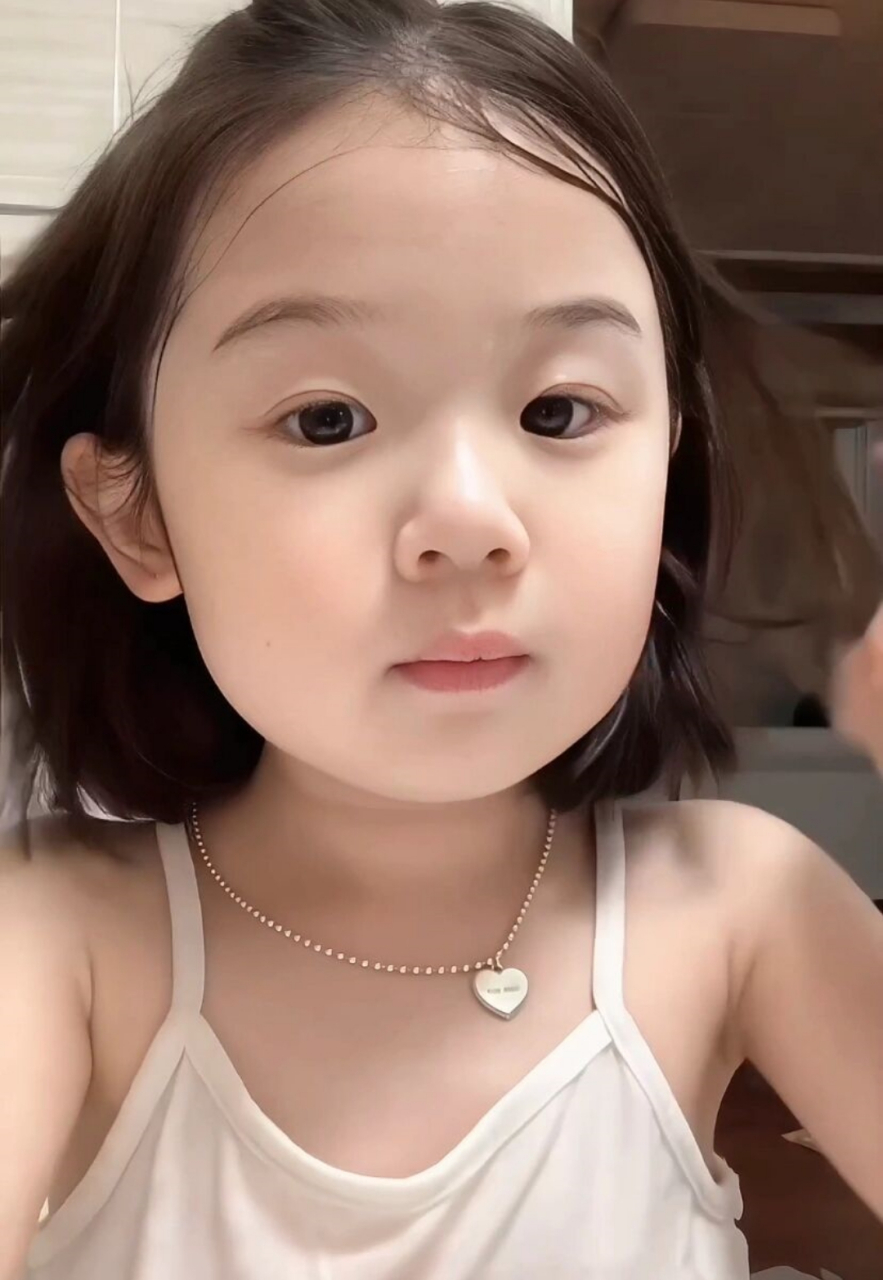 金雪是一个美丽的女孩,她的壁纸非常吸引人.