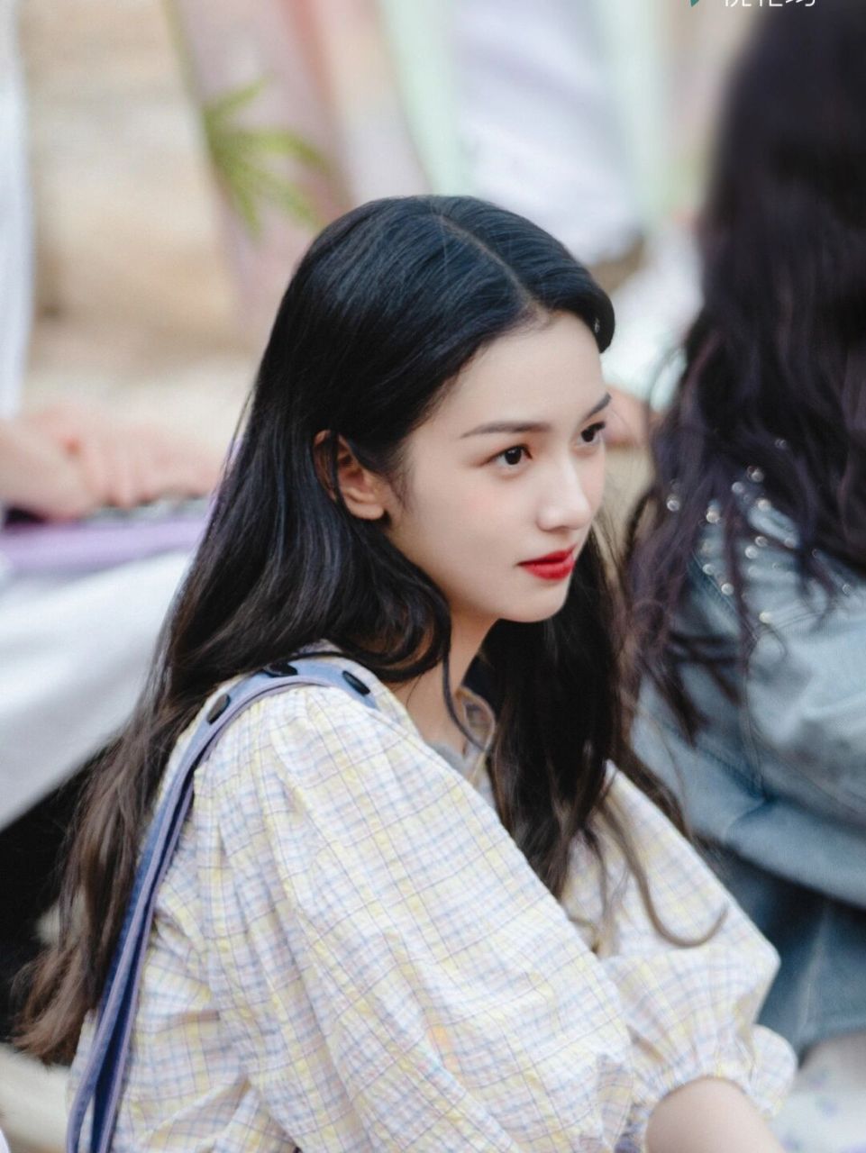 五十公里桃花坞 周也穿搭 裙子百元look 1 蓝色裙子:乐町 x nicole