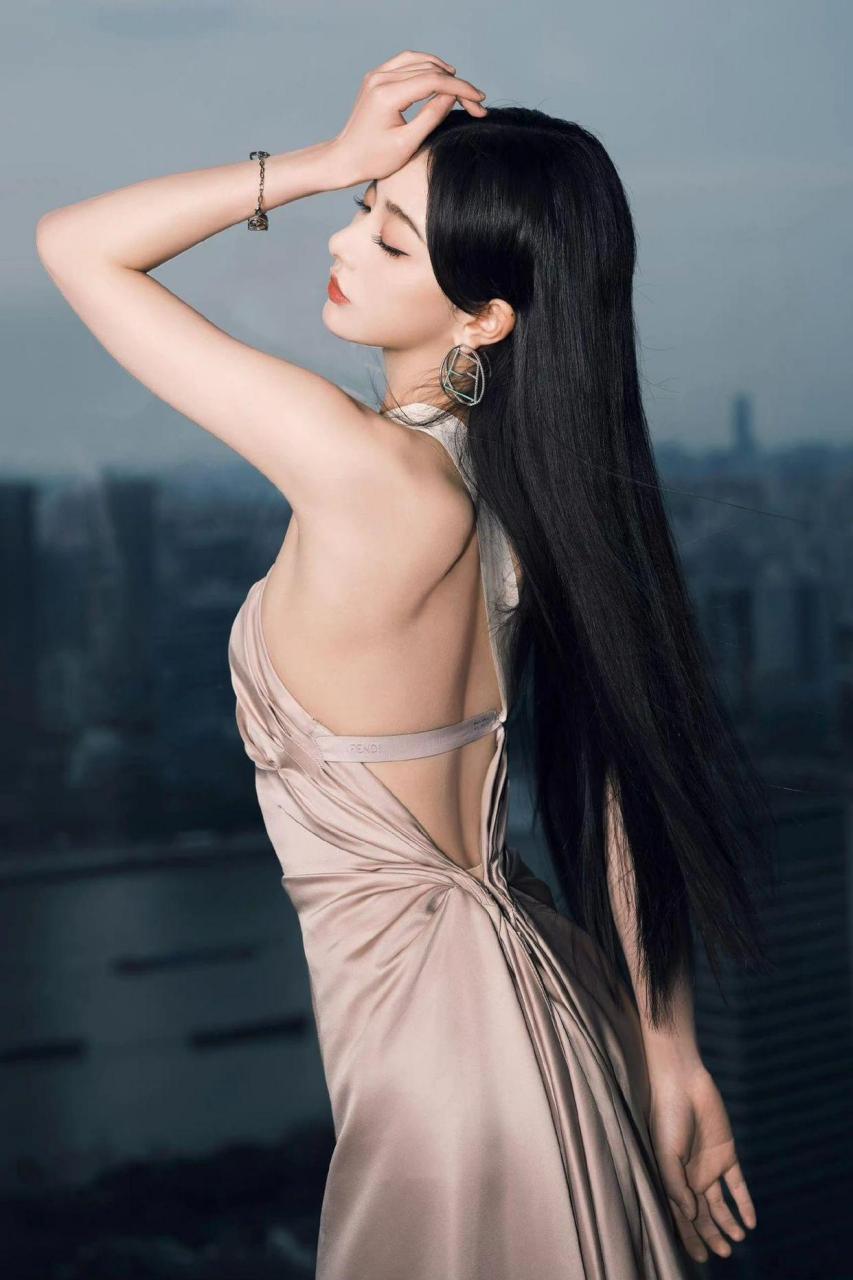 孔雪儿性感露背礼服写真