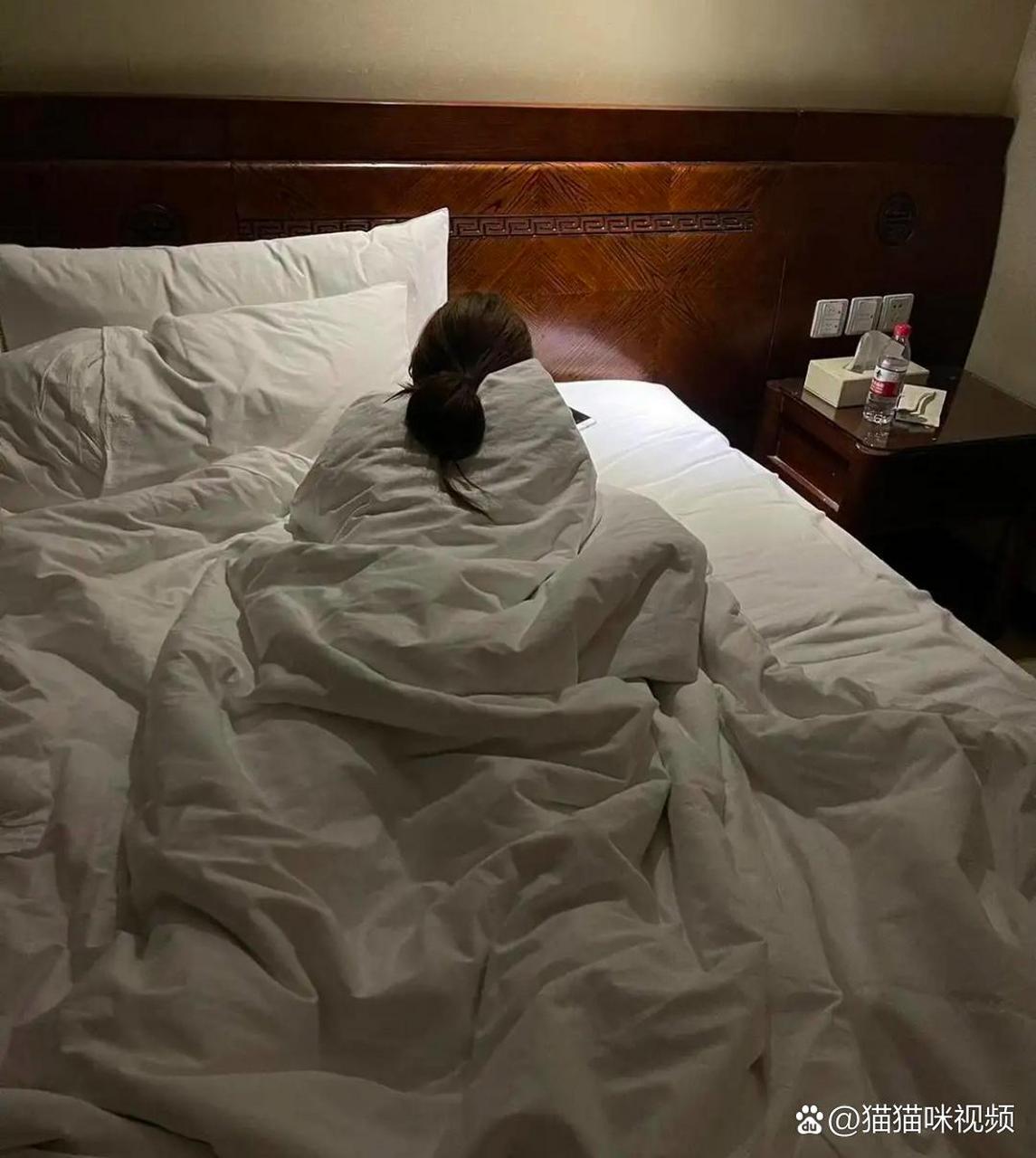 宾馆女的睡觉真实图片