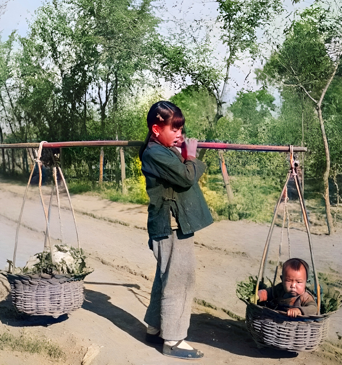 由于孩子没人照顾,她只能挑着孩子一起去.