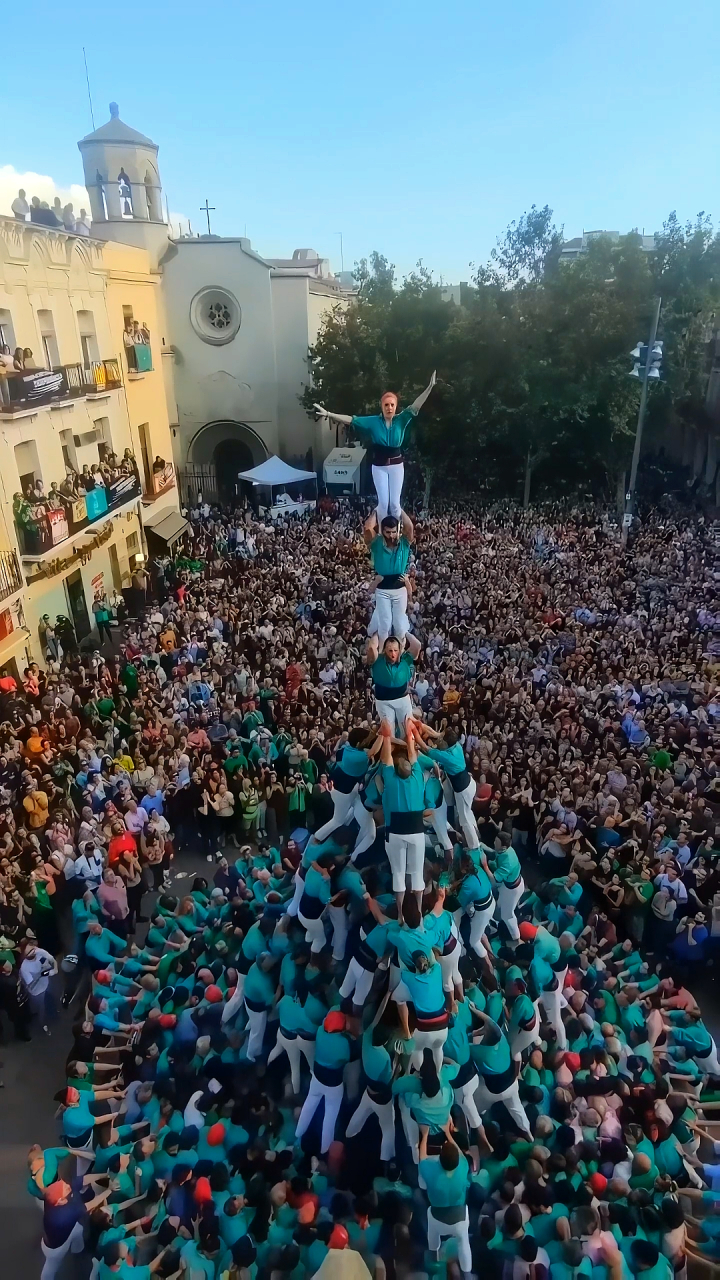 有幸目睹巴萨罗那当地传统的"堆人塔"活动,我当时就被震撼了,太牛了!