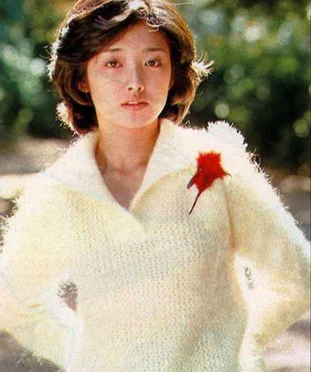 百家号星火计划# 今天分享两张穿毛衣的山口百惠珍贵照片,天冷了