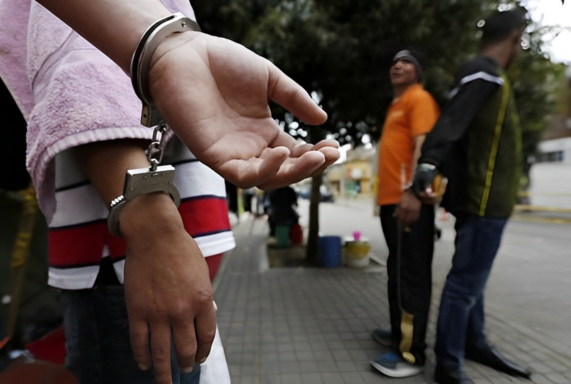 1995年,即将被处决的何玉琼蹲在地上,法警用锁喉绳将她绑起来,防止