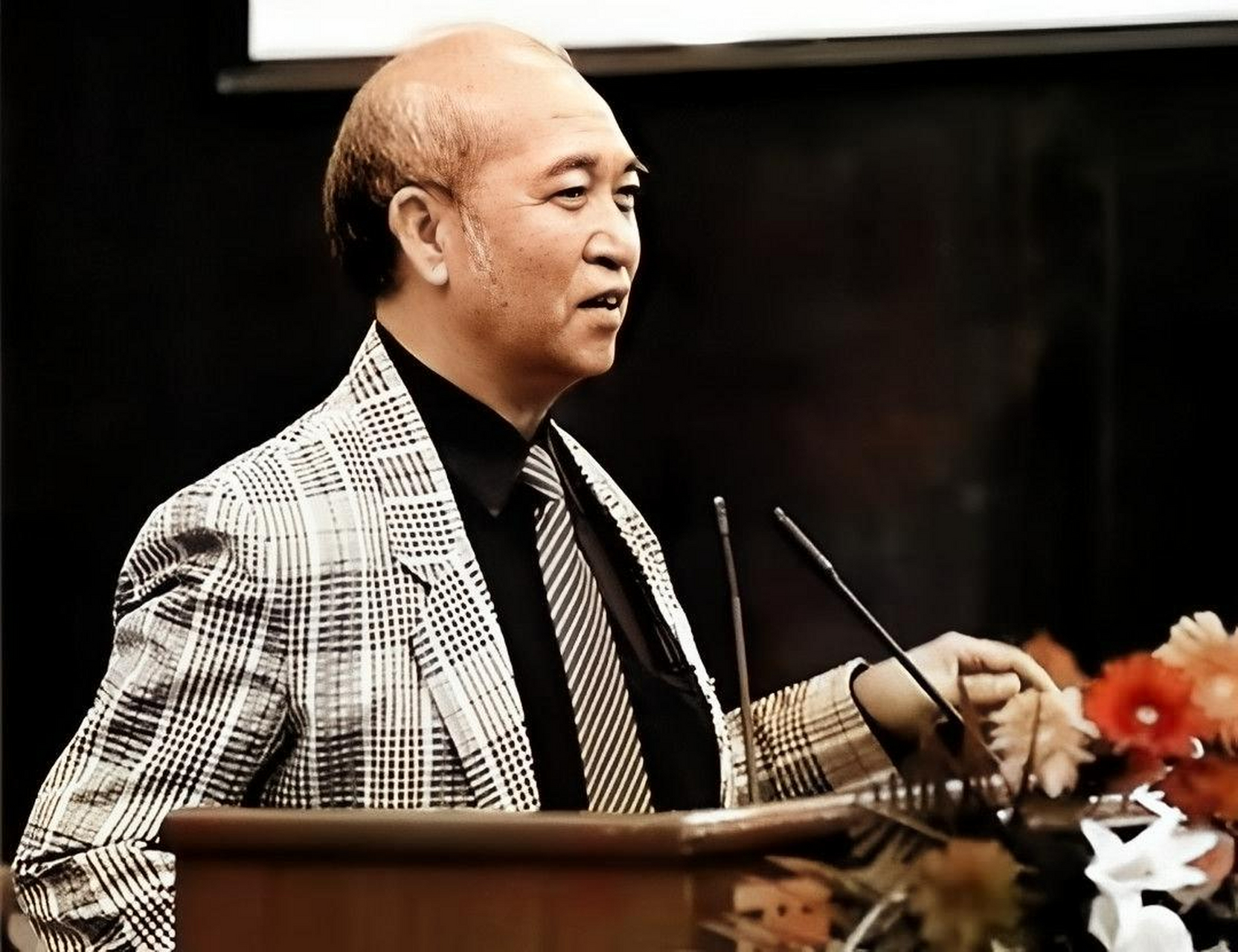 1979年,广东穷小子赵泰来继承姑姑价值千万的财产,将6万件文物运到姑