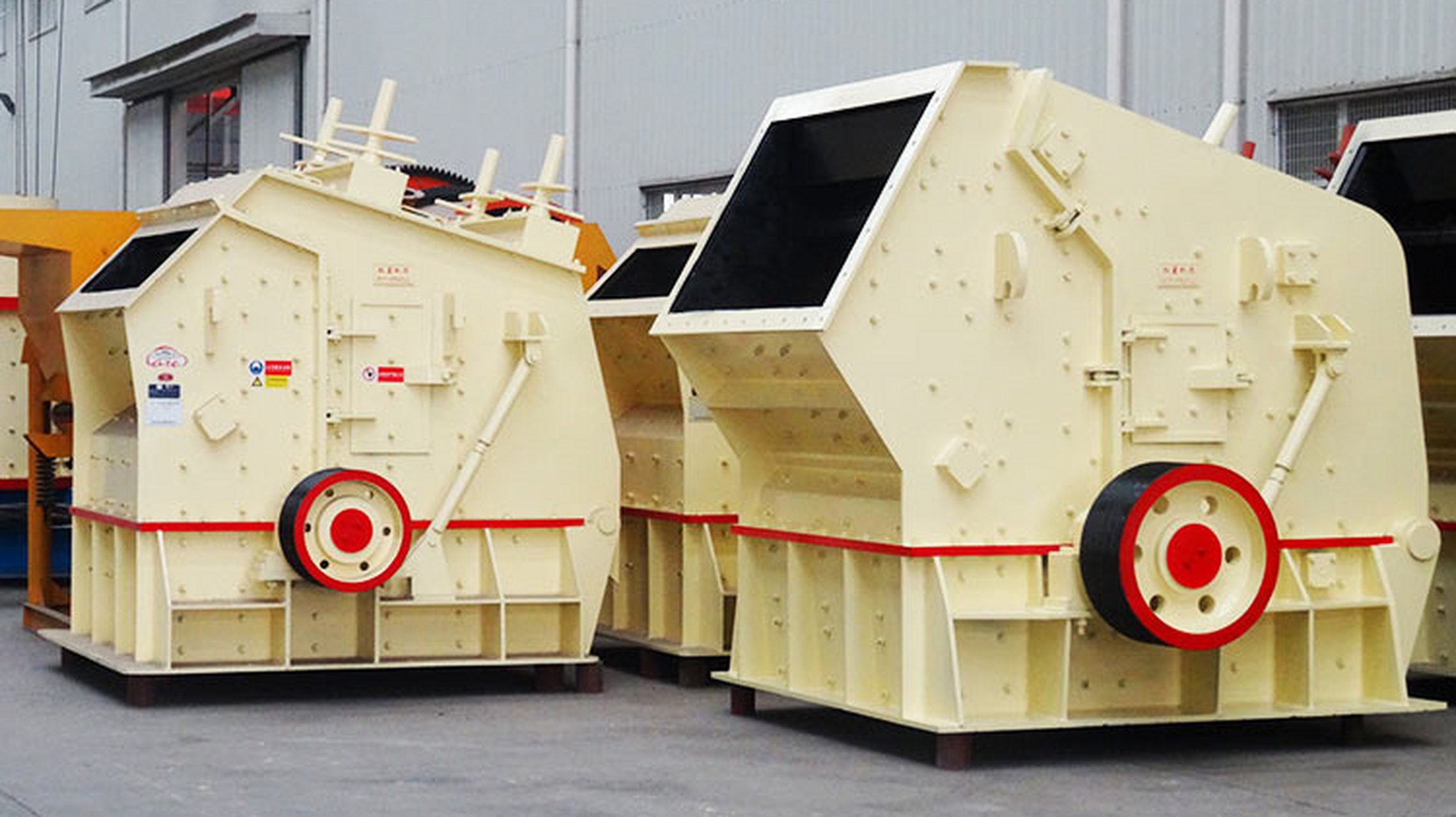 细碎机是连续作业式的设备,工作时,在电机的带动下,转子高速旋转,物料