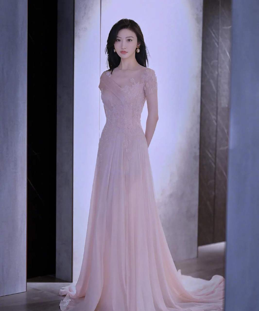 景甜,粉色荷叶边抹胸雪纺亮片裙,光影交错优雅曲线宛如仙女!