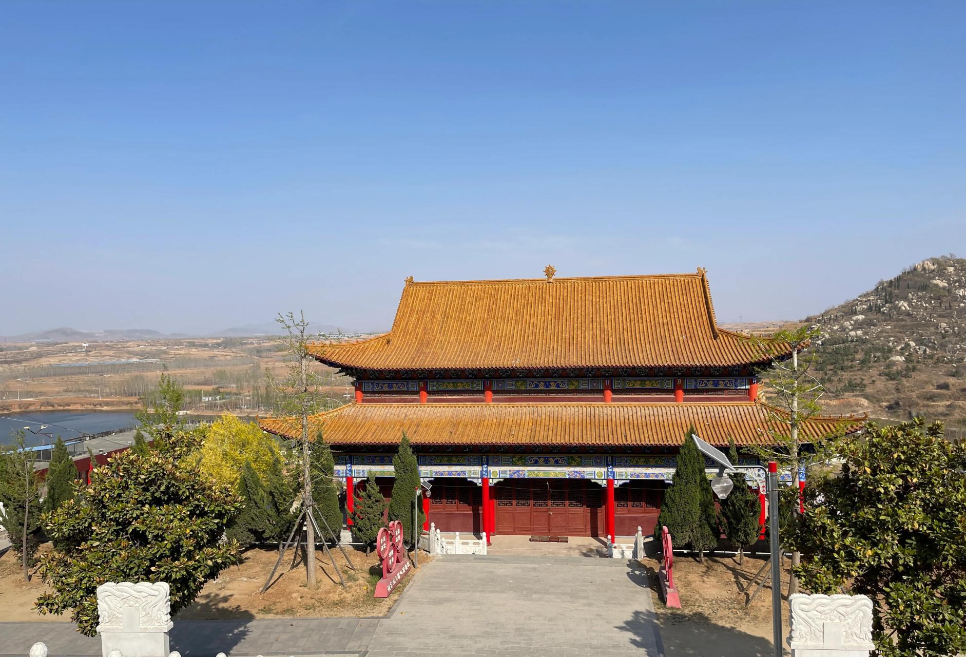 邹城鸿山寺,始建于唐代,因战乱被毁,这是2015年重建的寺庙,有大雄宝殿