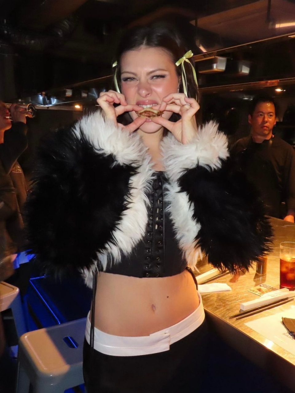 布鲁克林贝克汉姆和老婆nicola在日本旅游,nicola这个发型还蛮可爱的!