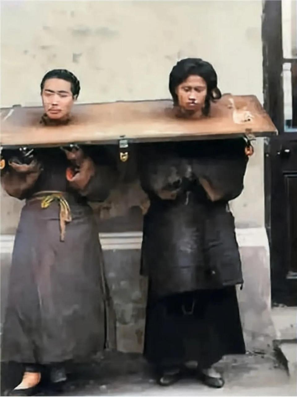 根据历史记录,清朝末年杨乃武和小白菜案件中的主要犯人被捕并枷锁在