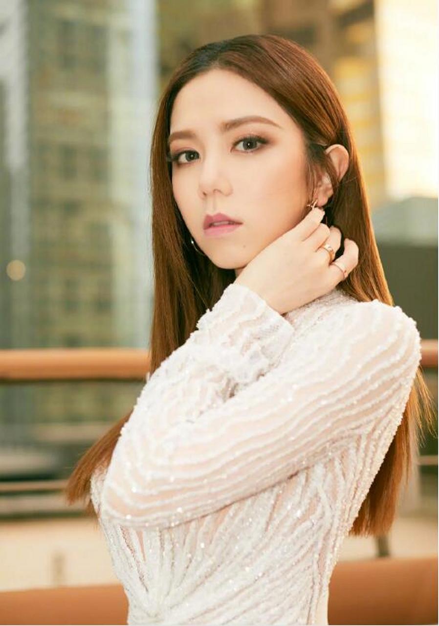 邓紫棋,肉白色高开叉礼服,性感妩媚.