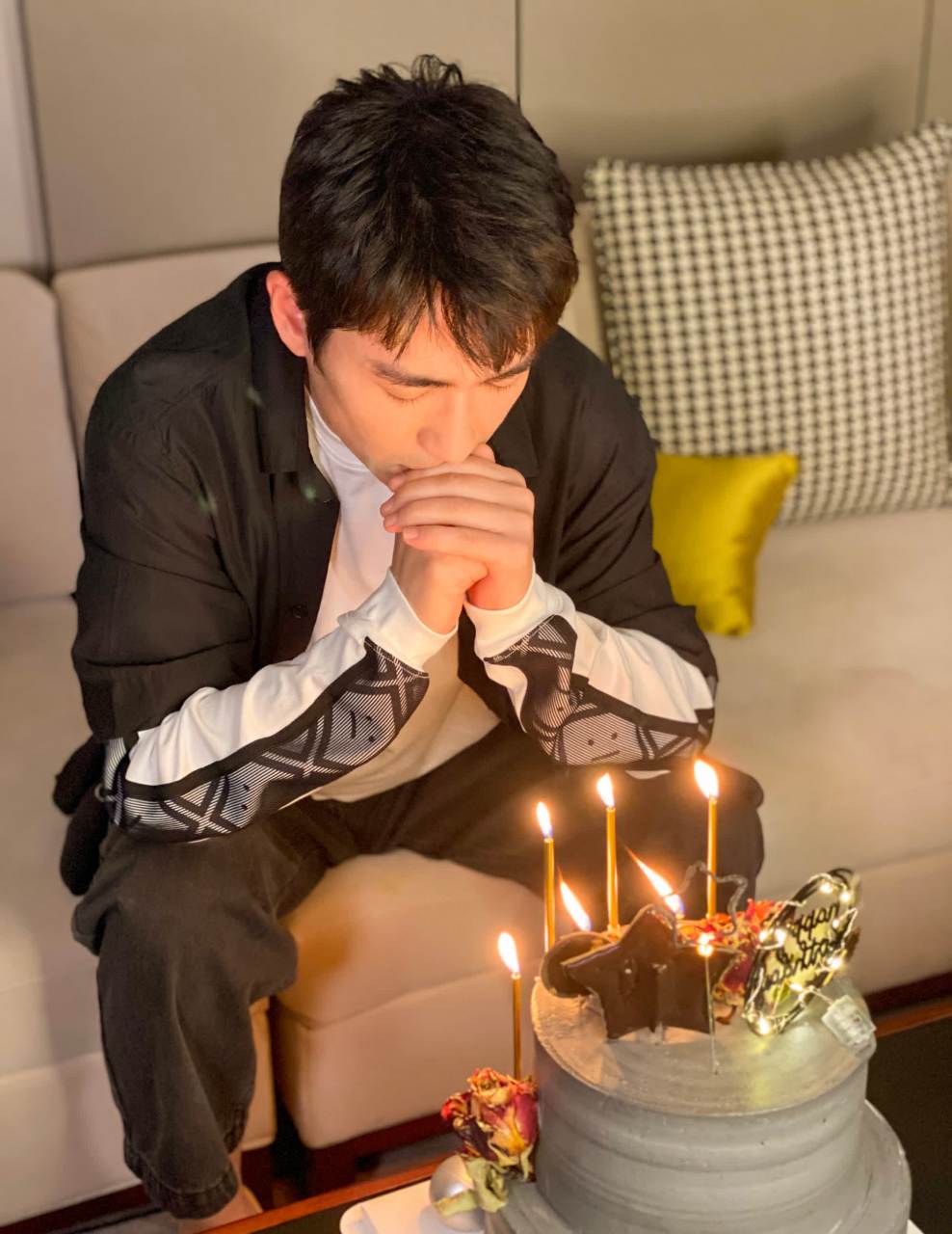 朱一龙#朱一龙生日直播,胡茬清晰可见,素颜大图让他的脸更加精彩.