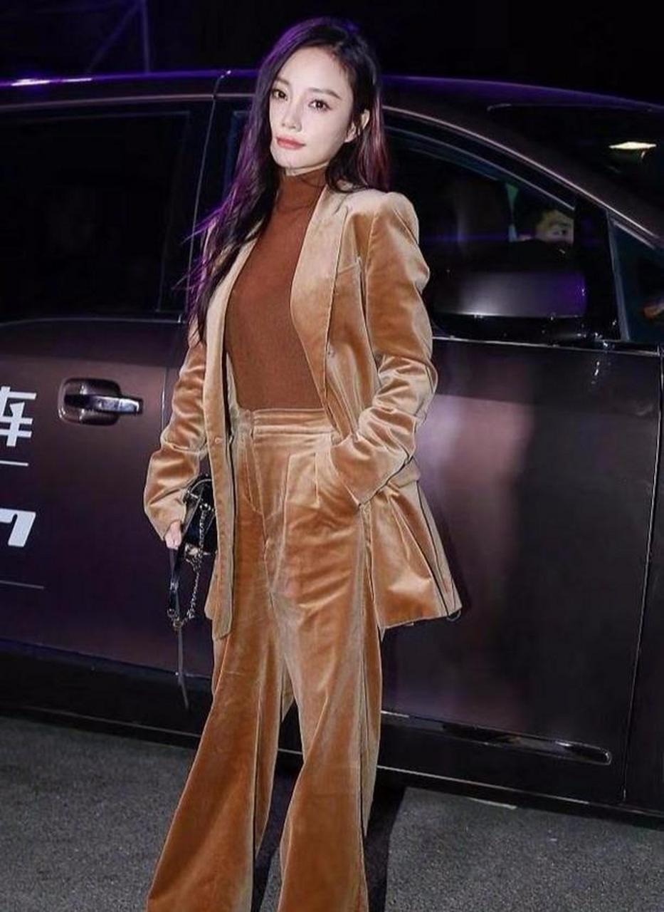 李小璐这次可真够奢侈,穿上万的西服套装拍夜景,却被裤脚抢了镜