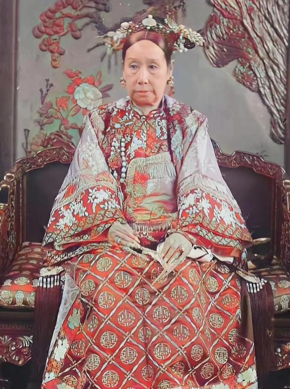 晚清时期,68岁的慈禧真实的高清老照片.